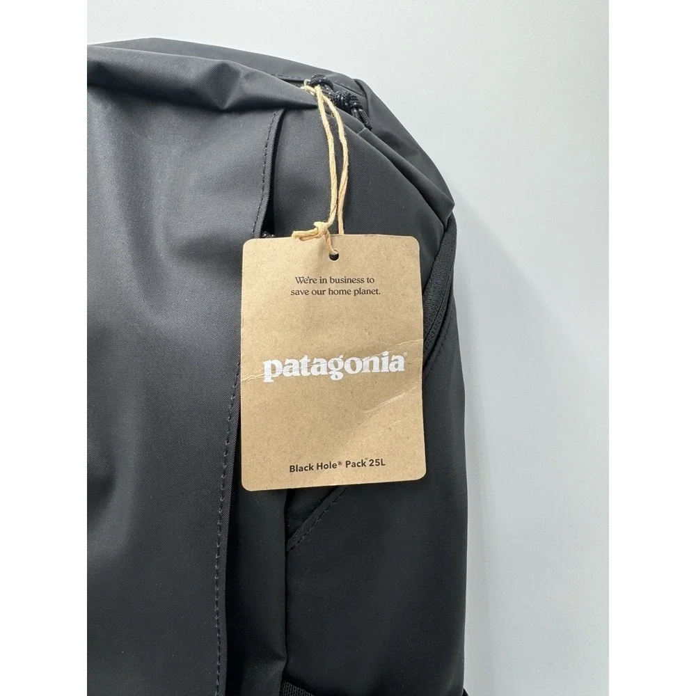 Patagonia 25L Black Hole Pack Black NWT $150 MSRP